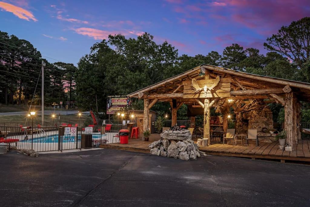 Stonegate Lodge 2 Queen Beds Fast Wifi 50" Tv Salt Water Pool Room #207 Eureka Springs Zewnętrze zdjęcie